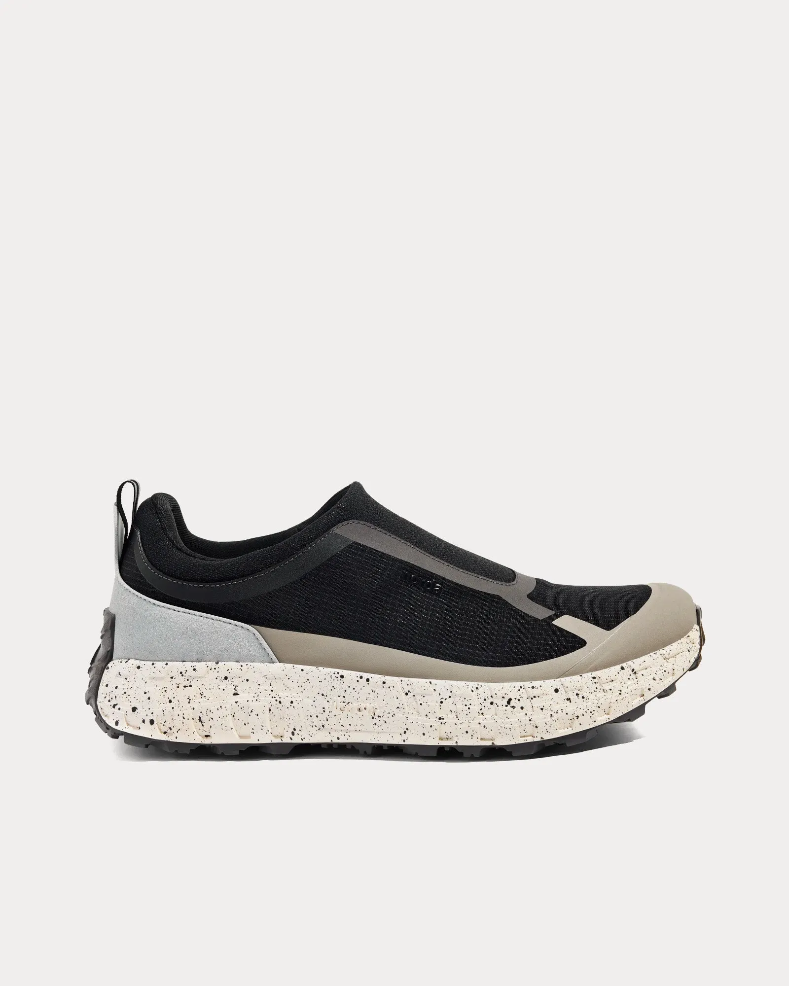 003 W Quarry Running Shoes